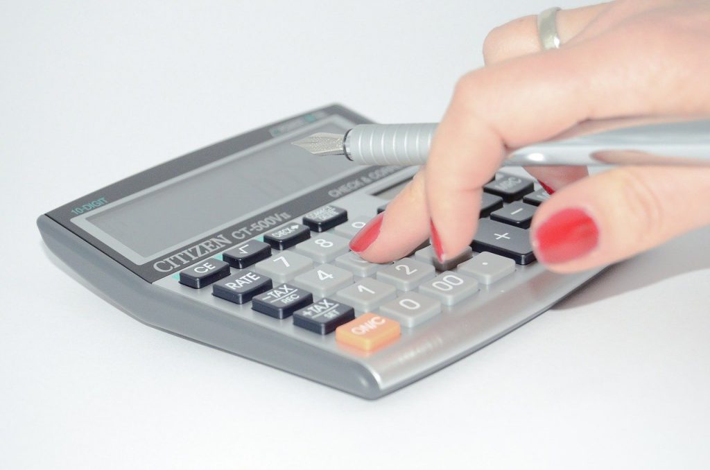 personne qui utilise une calculatrice