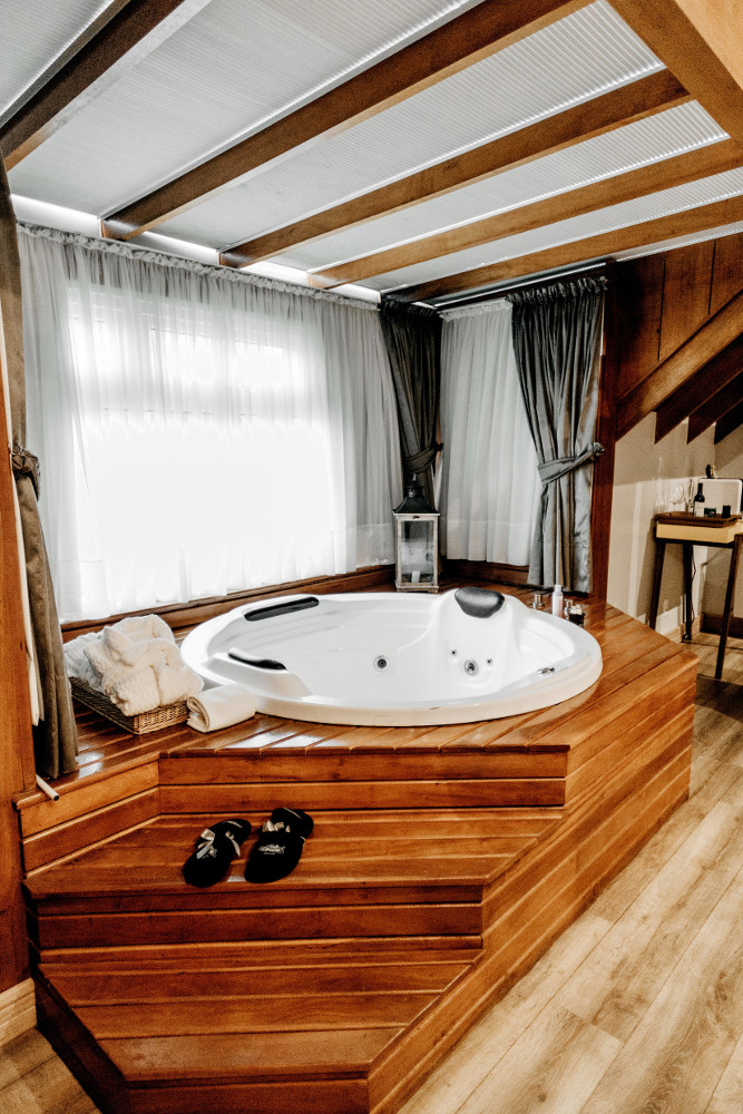 abri de spa en bois avec rideaux