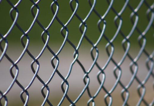 Comment poser une clôture en grillage ?